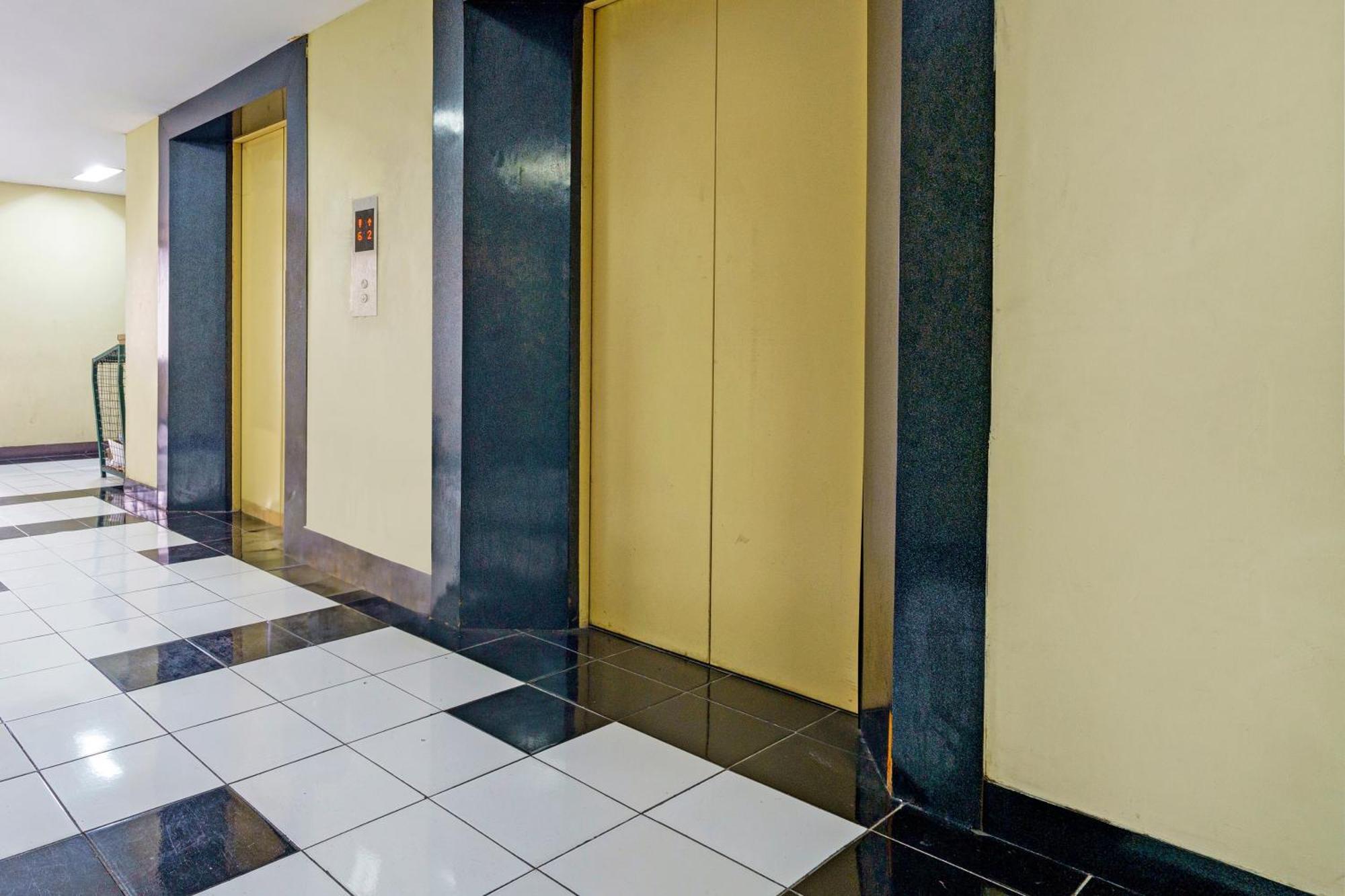 Oyo Life 93170 Apartement Gateway Cicadas By Mr Pro Bandung Buitenkant foto