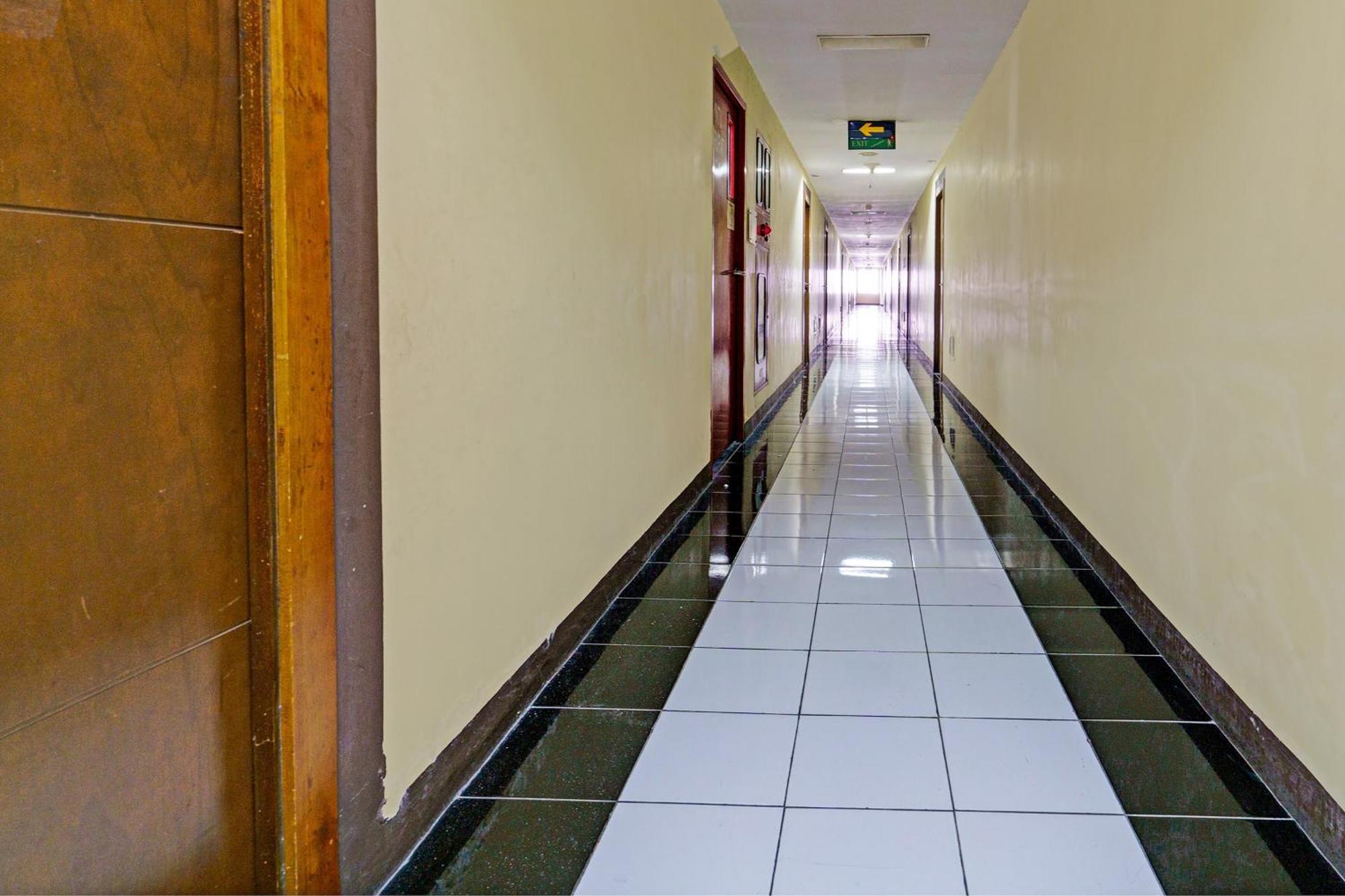 Oyo Life 93170 Apartement Gateway Cicadas By Mr Pro Bandung Buitenkant foto